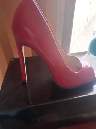 Zapatos de tacón rosa y rojo