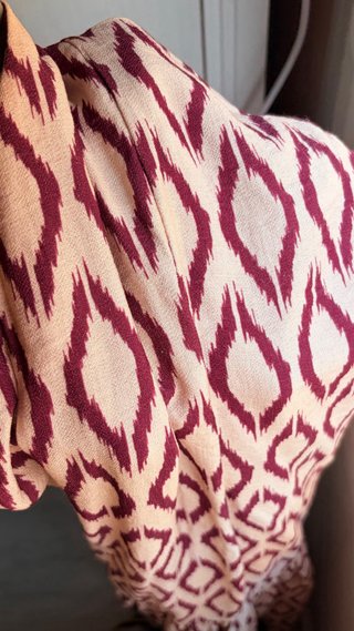 Vestido estampado beige y vino. Corte sirena
