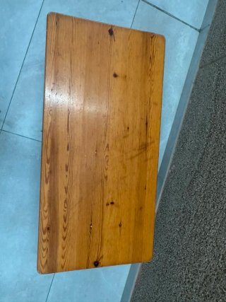 Mesa baja de madera rústica