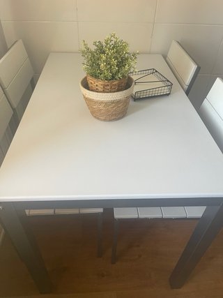 Mesa y 4 sillas
