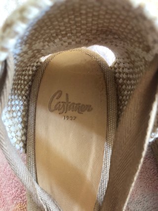 Sandalias cuña beige y blancas
