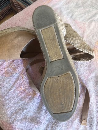 Sandalias cuña beige y blancas
