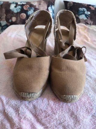 Sandalias cuña beige y blancas