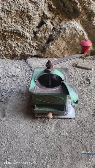 Molinillo de café antiguo verde y rojo