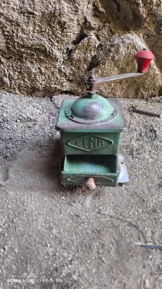 Molinillo de café antiguo verde y rojo