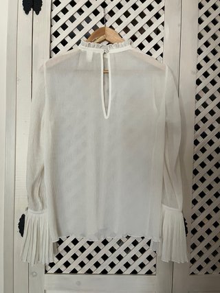 Blusa plisada con puños volantes
