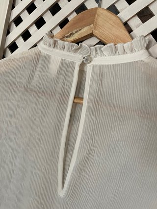 Blusa plisada con puños volantes
