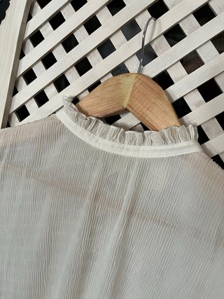 Blusa plisada con puños volantes