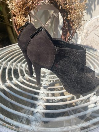 Zapatos negros con encaje y pedrería
