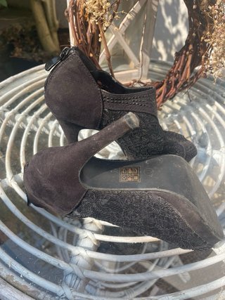 Zapatos negros con encaje y pedrería