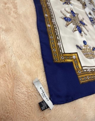 Foulard Givenchy con decorazioni