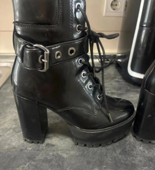 Botines negros con plataforma y tacón