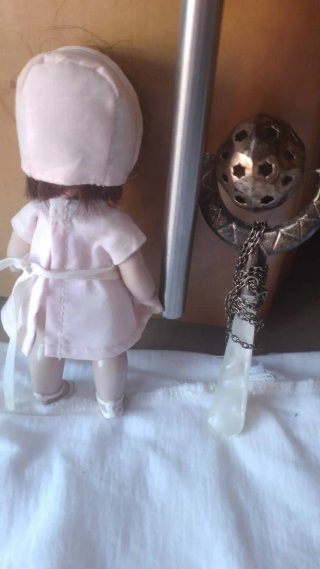 Muñeca antigua y sonajero plata