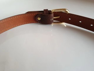 Cintura in pelle marrone con fibbia dorata