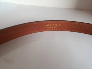 Cintura in pelle marrone con fibbia dorata