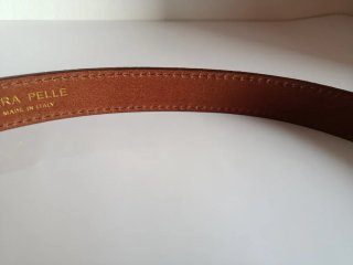 Cintura in pelle marrone con fibbia dorata