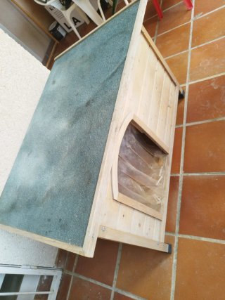 Caseta para perro de madera y plástico