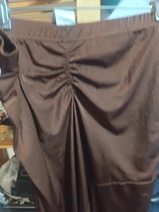 Falda midi marrón con cinturón