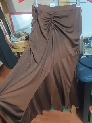 Falda midi marrón con cinturón
