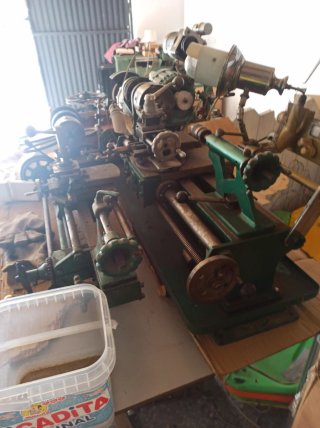Torno de metal y otras máquinas