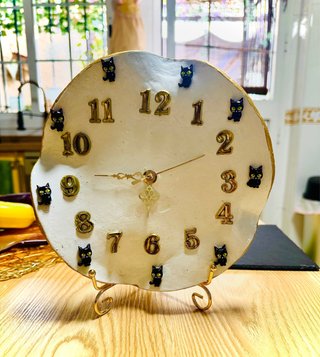 Orologio artigianale in ceramica con gatti