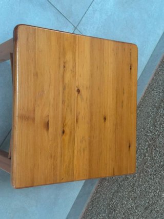 Mesa auxiliar de madera