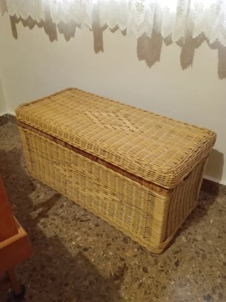 Arcón de mimbre beige.  Vintage. Valenciano