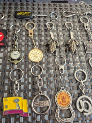 Lote de llaveros antiguos variados