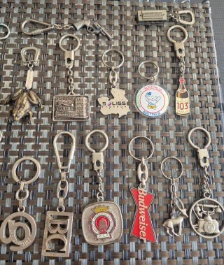 Lote de llaveros antiguos variados