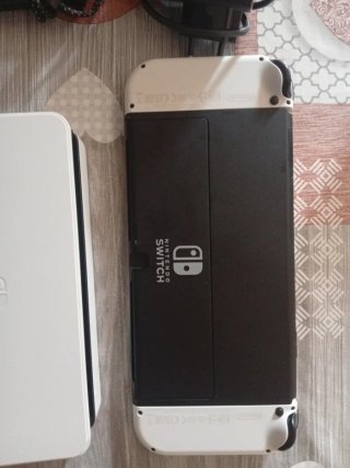 Nintendo Switch OLED Bianca