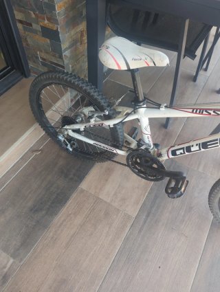 Bicicleta infantil blanca