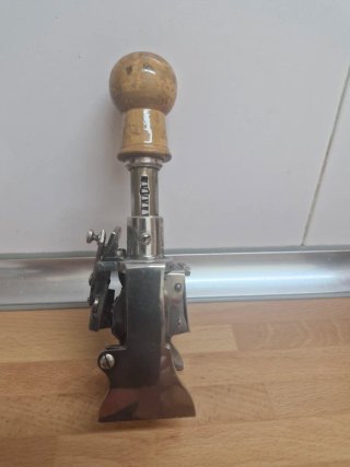 Numerador antiguo metálico con mango de madera