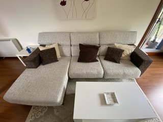 Sofá chaise longue marrón y blanco