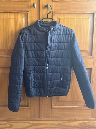 Chaqueta corta acolchada Stradivarius azul