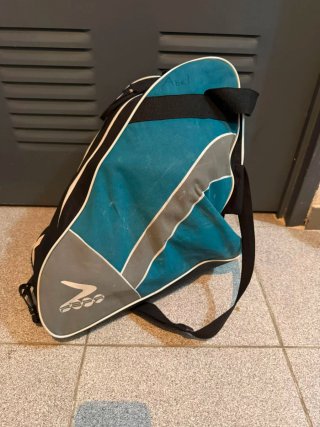 Patines en línea negros, casco y protecciones