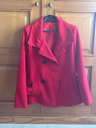Chaquetón entallado rojo con cinturón