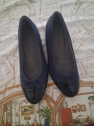 Zapatos salón terciopelo azul con puntas de charo