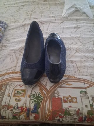 Zapatos salón terciopelo azul con puntas de charo