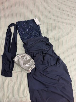 Vestido largo azul con detalles de lentejuelas