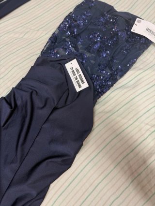 Vestido largo azul con detalles de lentejuelas