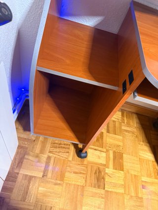 Scrivania in legno con ruote