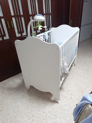 Cuna de bebé blanca
