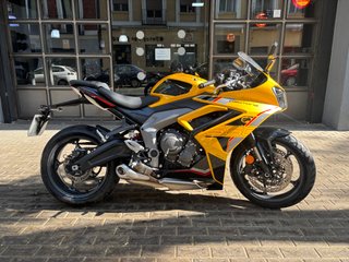 Triumph Daytona 660 Amarilla