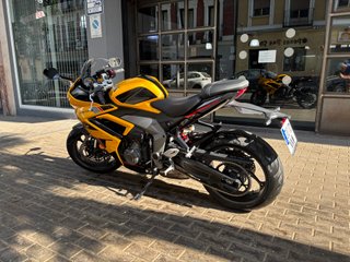 Triumph Daytona 660 Amarilla