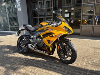 Triumph Daytona 660 Amarilla