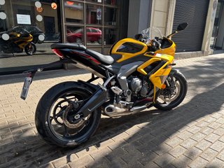 Triumph Daytona 660 Amarilla