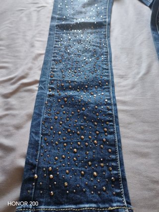 Pantalón vaquero skinny con brillantitos