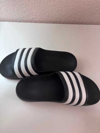 Chanclas Adidas Negras y Blancas - Talla 37