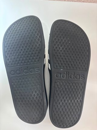 Chanclas Adidas Negras y Blancas - Talla 37