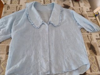Blusa Stradivarius azul con cuello volante